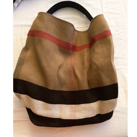 Burberry Handbags - Burberry purse